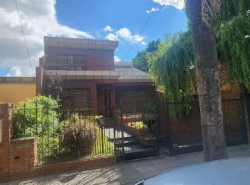Casa · 260m² · 5 Ambientes · 2 Cocheras · Casa 5 Ambientes C/ Garaje 2 Autos - 260 m² S/ Lote 374 N² - San Justo