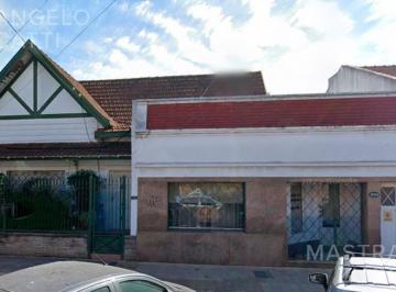 Casa · 280m² · 6 Ambientes · 1 Cochera · Casa en Banfield Este