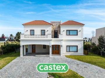 Casa · 351m² · 6 Ambientes · Casa en Venta en Terralagos, Canning