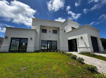 Casa · 190m² · 5 Ambientes · 1 Cochera · Casa en Barrio Privado Arenas Chico