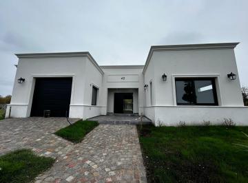 Casa · 200m² · 4 Ambientes · 1 Cochera · Casa en Barrio Privado Arenas Chico