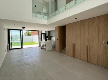 Casa · 130m² · 4 Ambientes · 2 Cocheras · Se Vende Duplex en Campo Chico