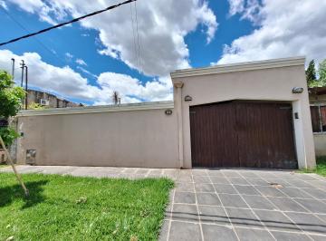 Casa · 174m² · 4 Ambientes · 1 Cochera · Casa en Venta Campana
