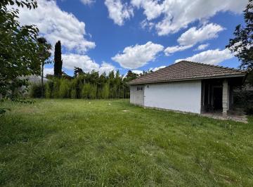 Quinta vacacional · 160m² · 3 Ambientes · 1 Cochera · Venta Casa Quinta 4 Amb con Quincho y Cochera Berazategui