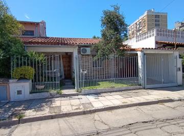 Casa de 3 ambientes, Tres de Febrero · Chalet 2 Dorm., Buen Fondo Libre, Lote 200 m