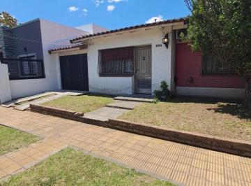 Casa · 100m² · 4 Ambientes · 1 Cochera · Casa de 4 Amb con Fondo Amplio en Barrio Nuevo!