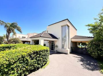 Casa · 146m² · 6 Ambientes · 2 Cocheras · Venta Casa de Tres Dorm. con Galeria y Pileta en Barrio Privado Cadaqués Funes Hills