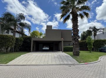 Casa · 230m² · 6 Ambientes · 2 Cocheras · Casa en Venta o Alquiler en Funes Hills Miraflores 3 Dorm.