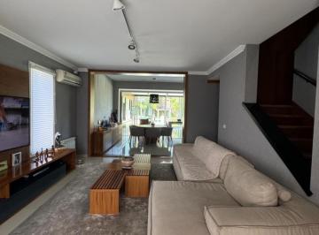 Casa · 420m² · 4 Ambientes · 6 Cocheras · Increible Casa en Venta en Campos de Álvarez