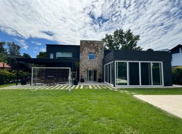 Casa · 420m² · 4 Ambientes · 6 Cocheras · Increible Casa en Venta en Campos de Álvarez