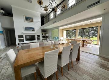 Casa · 250m² · 5 Ambientes · 2 Cocheras · Casa en Alquiler en Barrio Rumenco