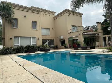 Casa · 390m² · 5 Ambientes · 4 Cocheras · Hermosa Casa en Alquiler en Campos de Álvarez