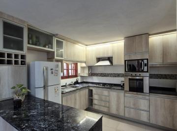 Casa · 150m² · 5 Ambientes · 1 Cochera · Triplex - B° Cámara - Todos Los Servicios