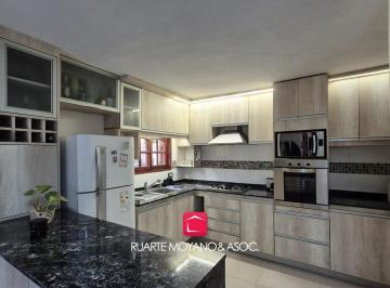 Casa · 150m² · 5 Ambientes · 1 Cochera · Triplex - B° Cámara - Todos Los Servicios
