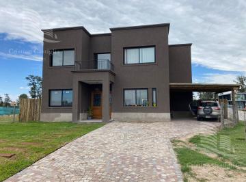 Casa · 240m² · 4 Ambientes · 1 Cochera · Casa en Venta de 4 Ambientes en Laguna Grande, Villanueva