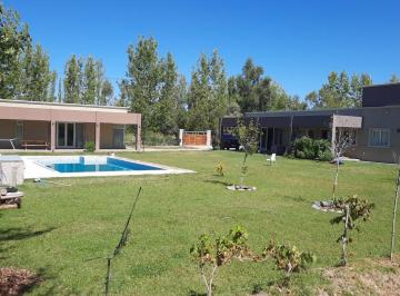 Quinta vacacional · 180m² · 4 Dormitorios · 4 Cocheras · Casa Quinta Rama Caida