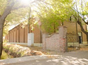 Bodega-Galpón · 2000m² · 8 Dormitorios · 6 Cocheras · Oportunidad - Bodega y Finca en Funcionamiento en San Rafael