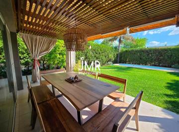 Casa · 121m² · 3 Dormitorios · 2 Cocheras · Jmr Propiedades | Barrio La Madrugada I | Excelente Casa en Venta Apto Crédito.