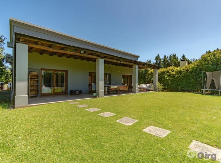 Casa · 200m² · 4 Ambientes · 2 Cocheras
