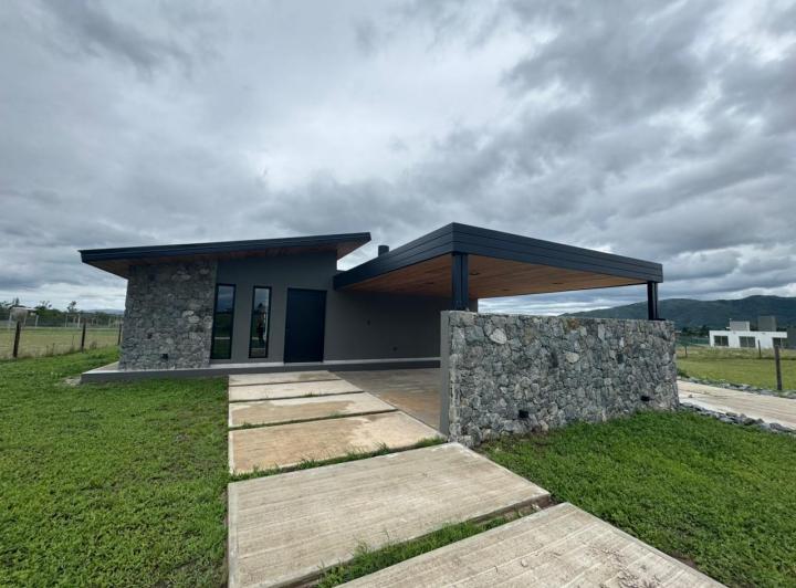 Casa · 216m² · 7 Ambientes · 2 Cocheras
