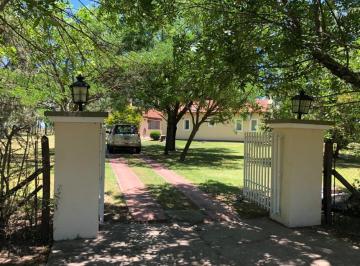 Quinta vacacional · 229m² · 5 Ambientes · 1 Cochera · Venta Quinta en Club de Campo El Moro Marcos Paz