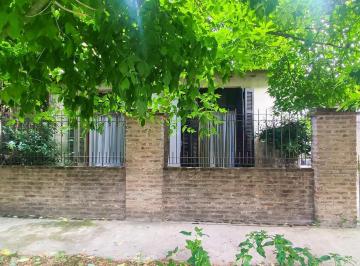 Casa · 135m² · 4 Ambientes · 1 Cochera · Casa 4 Ambientes en Venta en Jose Marmol con Jardin