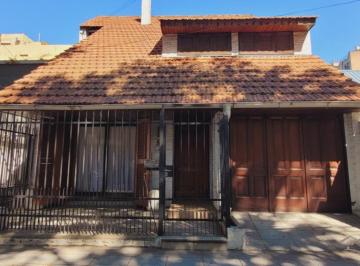 Casa · 214m² · 5 Ambientes · 1 Cochera · Venta de PH Tipo Casa 5 Ambientes con Cochera, Jardin y Parrilla en San Martin Centro