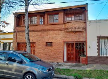 Casa · 189m² · 6 Ambientes · 1 Cochera · Casa en Venta en Beccar de 4 Dorm., Entre Vias y Libertador, Jardín, Pileta.