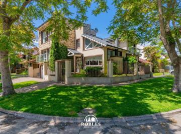 Casa · 224m² · 5 Ambientes · Chalet en El Tradicional Barrio Parque Luro.