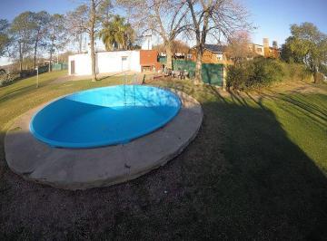 Casa · 121m² · 7 Ambientes · Venta/permuta - Casa de 2 Dorm. con Amplio Parque y Pileta. Funes.