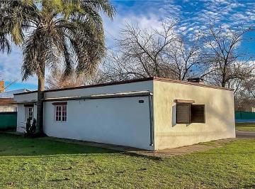 Casa · 121m² · 7 Ambientes · Venta/permuta - Casa de 2 Dorm. con Amplio Parque y Pileta. Funes.