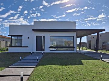 Casa · 164m² · 7 Ambientes · 2 Cocheras · Casa en Venta en San Felipe, Canning, Ezeiza, con Pileta