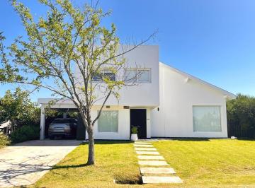 Casa · 234m² · 4 Ambientes · 3 Cocheras · Divina Casa en Barrio Sta. Isabel 1 Usd 250.000.