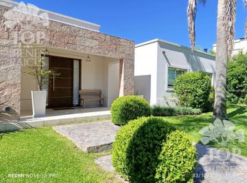 Casa · 155m² · 4 Ambientes · 1 Cochera · Muy Buena Casa en Una Planta Apta Credito