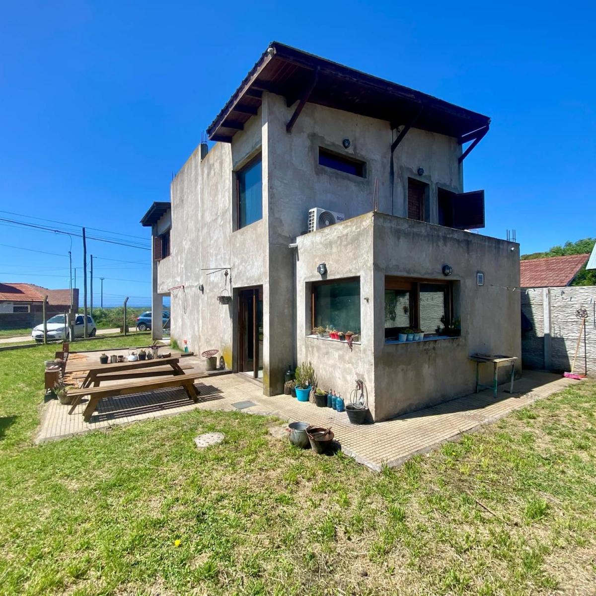 Casa desarrollada en dos plantas sobre lote propio - A metros del mar