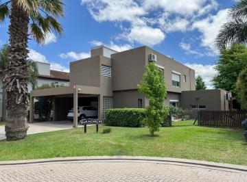 Casa · 230m² · 6 Ambientes · 2 Cocheras · Casa en Venta en Funes Hills Miraflores 3 Dorm.
