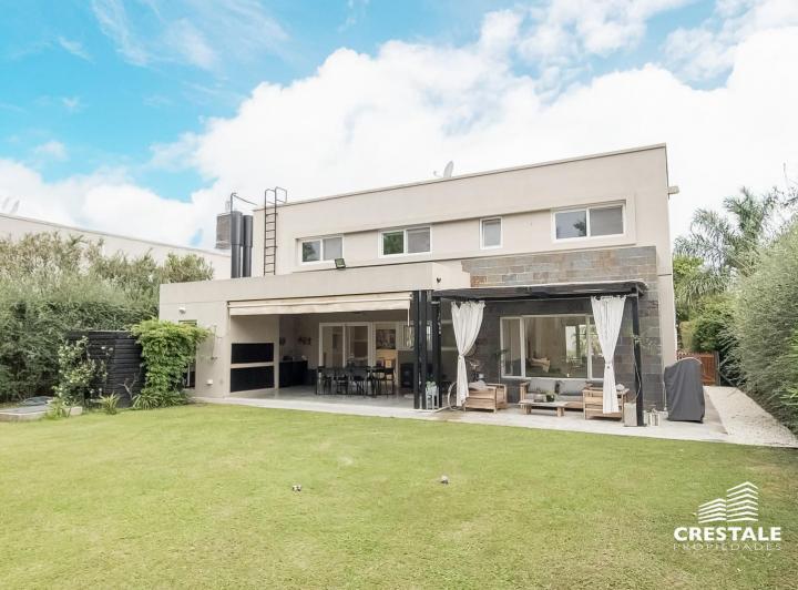 Casa · 196m² · 5 Ambientes · 2 Cocheras