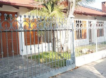Casa de 7 ambientes, Córdoba · Villa Cabrera - 3d Pileta - Frente a Plaza! Impecable!