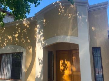 Casa · 160m² · 5 Ambientes · 1 Cochera · Se Vende Hermosa Casa de 2 Plantas en General Alvear, Mendoza