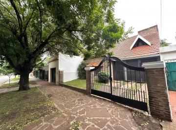 Casa · 180m² · 6 Ambientes · 1 Cochera · Casa en Venta en Adrogué con Parque Arbolado