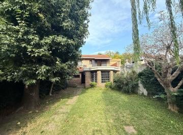 Casa · 180m² · 6 Ambientes · 1 Cochera · Casa en Venta en Adrogué con Parque Arbolado