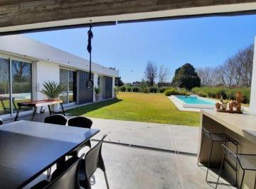 KNK-KNK-4716_2 · Oportunidad Casa de Cat 4 Amb C Quincho Piscina Lote 1500 m²
