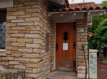 Casa · 180m² · 5 Ambientes · 1 Cochera · Chalet en Venta con Renta Comercial