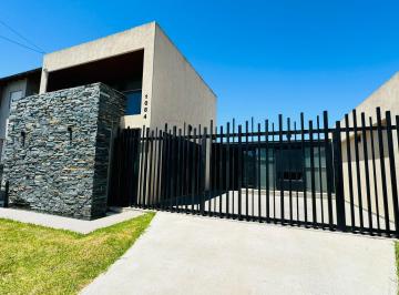 Casa · 250m² · 4 Ambientes · 2 Cocheras · Casa en Remolcador Guarani 1000 de Cuatro Ambientes con Piscina