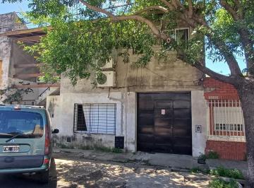 Casa · 122m² · 6 Ambientes · 4 Cocheras · Casa en Venta 3 Dorm.. Quincho. Terreno Amplio. Las Delicias
