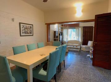 Casa · 197m² · 4 Ambientes · 2 Cocheras · Casa