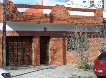 Casa · 174m² · 4 Ambientes · 1 Cochera · Casa a m de Av La Plata