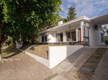 Casa · 132m² · 4 Ambientes · 1 Cochera · Casa en Alquiler Totalmente Amoblada con Piscina a m de La Rambla Costanera