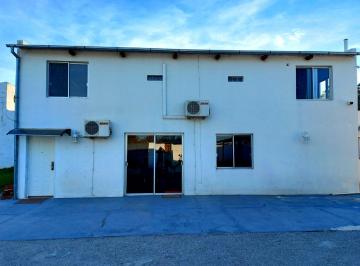 Casa · 74m² · 4 Ambientes · 1 Cochera · Casa en Ferrando en Venta de 3 Dorm.