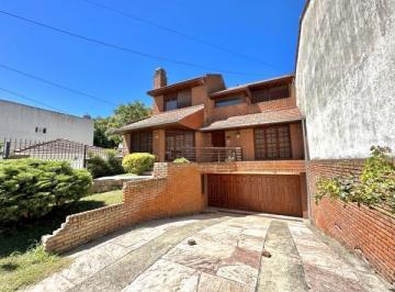 Casa · 215m² · 7 Ambientes · 2 Cocheras · Gran Chalet 7 Amb a Reciclar! en Caisamar con Parque y Quincho